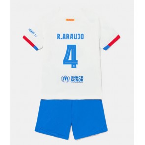 Barcelona Ronald Araujo #4 Replika Babytøj Udebanesæt Børn 2023-24 Kortærmet (+ Korte bukser)